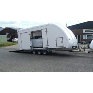 Woodford RL 6000 - Lukket trailer - 3.500 kg - Bred model - 3 akslerSpecifikationer TotalmålL: 750 x B: 250 x H: 280 cm LadmålL: 550 x B: 230 x H: 204 cm Totalvægt3.500 kg Nyttelast2.110 kg Hjulstørrelse10" Aksler3 Rampelængde204 cm